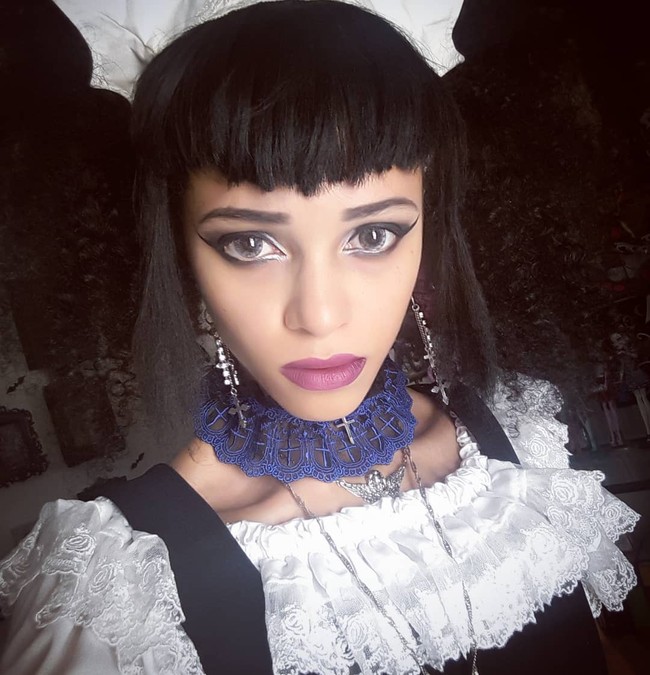 Hal tersebut tentu membuatnya terluka karena sebenarnya Rose ingin disukai orang. Sempat bersikap negatif sebagai mekanisme bertahannya, namun kini ia telah menerima dirinya sendiri. Foto: Instagram @rosenocturnalia