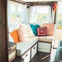 Seperti apa bagian dalam rumah yang bisa dibawa travelling ini? Inilah ruang tamu multifungsi dari rumah Jonathan dan Yunae. Ruangan ini tidak hanya menjadi tempat menerima tamu, tapi juga untuk makan, bekerja bahkan bersantai. Kursi di ruangan ini bisa ditarik sehingga menjadi tempat tidur yang nyaman. Foto: Instagram @ tinyhouselivingston