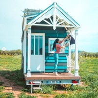 Jonathan dan Yunae membuat sendiri rumah kecil ini. Keduanya membutuhkan waktu dua tahun dan sudah setahun belakangan ini memulai perjalanan mereka keliling dunia sambil membawa rumah. Foto: Instagram @ tinyhouselivingston