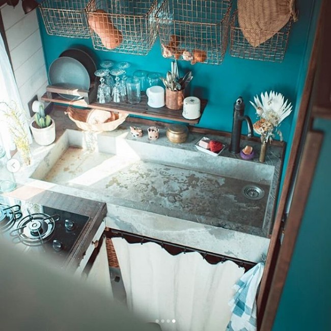 Inilah dapur mungil di rumah Jonathan dan Yunae. Meski mungil, keduanya bisa memasak dan mencuci piring atau sayuran dengan nyaman di ruangan ini. Foto: Instagram @ tinyhouselivingston