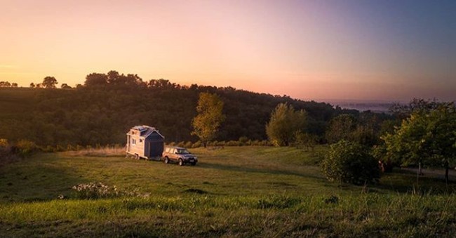 Rumah yang dibawa keliling dunia oleh Jonathan dan Yunae ini luasnya hanya sekitar 8 m2. Yang terpenting dari rumah ini menurut Jonathan bukan ukurannya, tapi beratnya. Rumah tersebut tidak bisa terlalu berat karena akan dibawa mereka berkeliling dunia bersama mobil kesayangan mereka yang menarik rumah tersebut. Foto: Instagram @ tinyhouselivingston