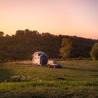 Rumah yang dibawa keliling dunia oleh Jonathan dan Yunae ini luasnya hanya sekitar 8 m2. Yang terpenting dari rumah ini menurut Jonathan bukan ukurannya, tapi beratnya. Rumah tersebut tidak bisa terlalu berat karena akan dibawa mereka berkeliling dunia bersama mobil kesayangan mereka yang menarik rumah tersebut. Foto: Instagram @ tinyhouselivingston
