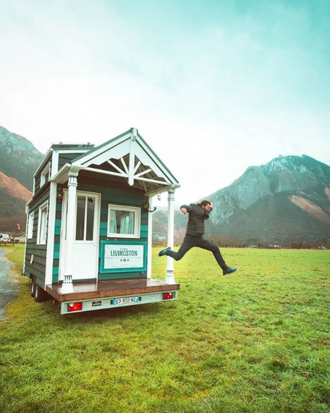 Jonatah dan Yunae saat ini berada di Spanyol. Keduanya bertekad berkeliling dunia dan mengakhiri perjalanannya di kampung halaman Yunae di Guyana, Amerika Selatan. Keduanya mendokumentasikan perjalanan mereka melalui channel YouTube TINY HOUSE LIVINGSTON. Foto: Instagram @ tinyhouselivingston