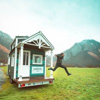 Jonatah dan Yunae saat ini berada di Spanyol. Keduanya bertekad berkeliling dunia dan mengakhiri perjalanannya di kampung halaman Yunae di Guyana, Amerika Selatan. Keduanya mendokumentasikan perjalanan mereka melalui channel YouTube TINY HOUSE LIVINGSTON. Foto: Instagram @ tinyhouselivingston