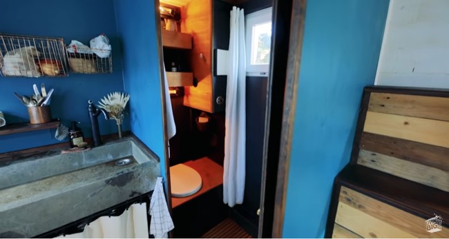 Kamar mandi menjadi ruangan paling kecil di rumah Jonathan dan Yunae. Keduanya sengaja membuat kamar mandi tidak terlalu kecil karena mereka saat mendesain rumah memikirkan setiap ruangan berdasarkan fungsinya. Dan mereka berpikir kamar mandi bukanlah ruangan yang akan paling sering mereka tinggali. Foto: Youtube Living Big In A Tiny House