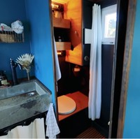 Kamar mandi menjadi ruangan paling kecil di rumah Jonathan dan Yunae. Keduanya sengaja membuat kamar mandi tidak terlalu kecil karena mereka saat mendesain rumah memikirkan setiap ruangan berdasarkan fungsinya. Dan mereka berpikir kamar mandi bukanlah ruangan yang akan paling sering mereka tinggali. Foto: Youtube Living Big In A Tiny House