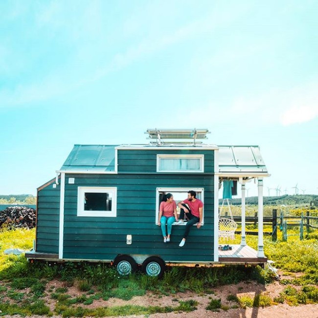 Inilah rumah milik pasangan Jonathan dan Yunae. Keduanya berkeliling dunia dengan membawa rumah mereka. Perjalanan mereka dimulai dari tempat tinggal Jonathan dan Yunae di Prancis.Foto: Instagram @ tinyhouselivingston