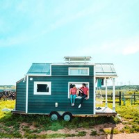 Inilah rumah milik pasangan Jonathan dan Yunae. Keduanya berkeliling dunia dengan membawa rumah mereka. Perjalanan mereka dimulai dari tempat tinggal Jonathan dan Yunae di Prancis.Foto: Instagram @ tinyhouselivingston