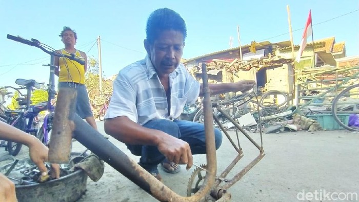 Sanudi pengepul sepeda rongsok asal Cirebon.