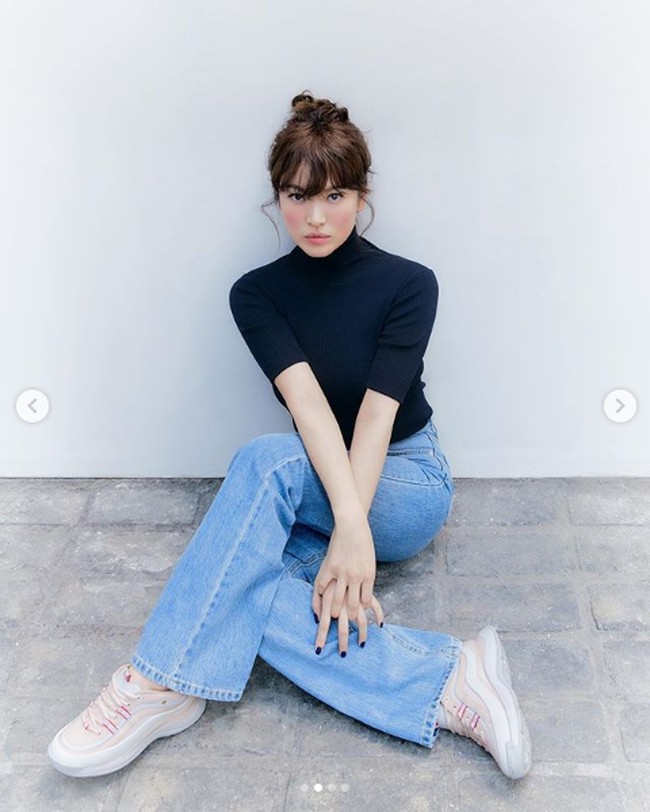 Pada 2019, Song Hye Kyo berhasil membuat sneakers keluaran Suecommabonnie sold out dalam dua minggu. Dalam penampilannya menjadi model sneakers, bintang serial Full House itu pun tampil bak wanita yang masih kuliah. Foto: Dok. Instagram @kyo1122