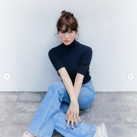 Pada 2019, Song Hye Kyo berhasil membuat sneakers keluaran Suecommabonnie sold out dalam dua minggu. Dalam penampilannya menjadi model sneakers, bintang serial Full House itu pun tampil bak wanita yang masih kuliah. Foto: Dok. Instagram @kyo1122