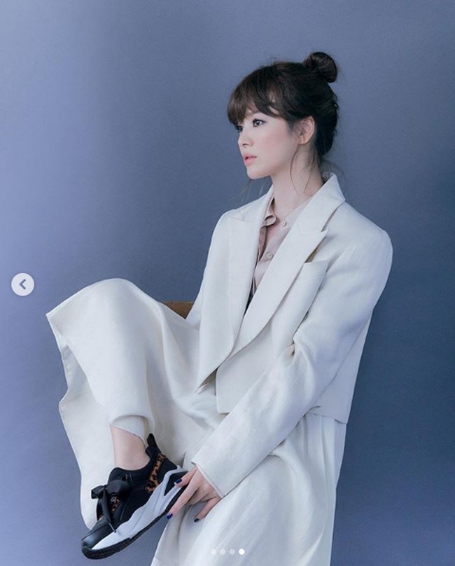 Foto yang sama juga diunggah akun Instagram Suecommabonnie. Dan halaman komentar merek sepatu itu pun dibanjiri pujian untuk Song Hye Kyo. Banyak netizen menyebut mantan istri Song Joong Ki itu tampak seperti boneka karena begitu imut. Foto: Dok. Instagram @kyo1122