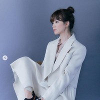 Foto yang sama juga diunggah akun Instagram Suecommabonnie. Dan halaman komentar merek sepatu itu pun dibanjiri pujian untuk Song Hye Kyo. Banyak netizen menyebut mantan istri Song Joong Ki itu tampak seperti boneka karena begitu imut. Foto: Dok. Instagram @kyo1122