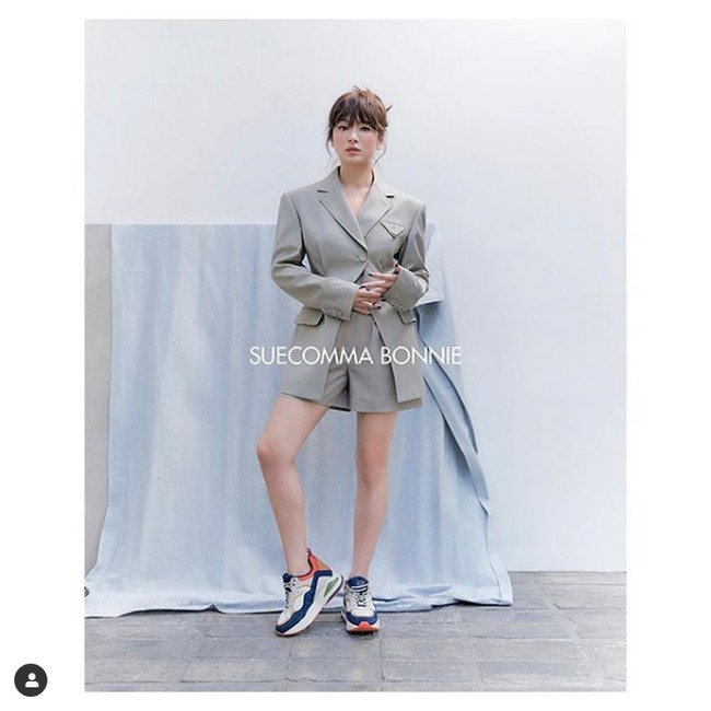 Aku banyak belajar dari masa sekarang ini untuk lebih menghargai orang yang berada di sisiku dan menurutku dengan saling bergantung serta percaya pada satu sama lain, kita bisa melalui masa sulit ini. Menurutku inilah saatnya ketika cinta berkorban untuk satu sama lain dan lebih berinteraksi dengan orang yang di sekeliling kita, ujar Song Hye Kyo. Foto: Dok. Instagram @kyo1122