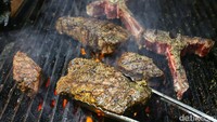 Tak hanya berkualitas tinggi, daging di Boy N Cow juga melalui proses pengumuran. Sederhananya, daging ini didiamkan di kulkas selama puluhan hari. Ada juga daging yang masih segar tak melalui proses itu.