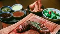 Salah satu contoh menu Boy N Cow yakni daging seberat satu kilogram memakai tulang dengan umur 28 hari yang biasa dipesan semua orang dihargai Rp 1,2 juta.