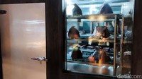 Masuk ke dalam restoran, kesan mewah dan kekinian bakal dirasakan para tamu. Deretan daging sapi di dalam kamar pendingin terlihat jelas dari jendela kaca setelah melewati meja resepsionis.