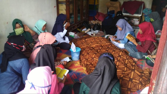 Suasana di rumah duka salah satu remaja yang tewas usai terjun ke Sungai Musi (Raja-detikcom)