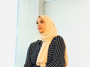 Kisah Inspiratif Tasnim Nazeer Presenter TV Pertama Berhijab di Skotlandia