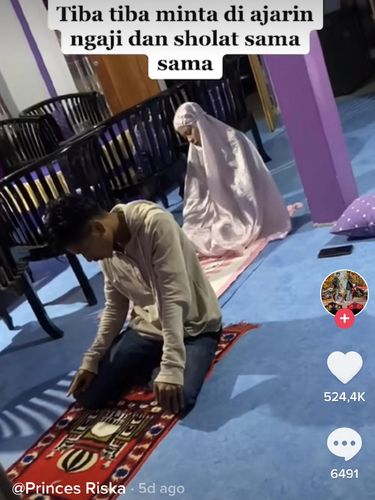 tiktok Riska dan Rizal sedang sholat dan mengaji