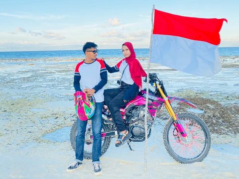 tiktok Riska dan Rizal sedang sholat dan mengaji