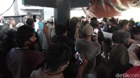 Terlihat banyak warga, semuanya mengenakan pakaian berwarna hitam, berkumpul pada tempat sama, di depan bangunan permanen berukuran 4x6 meter, yang oleh warga dikenal dengan nama liang. Momen ini menjadi kesempatan bagi warga di daerah ini, untuk melepas kerinduan terhadap keluarga yang telah mendahului.  