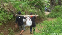 Tradisi ini ditandai, dengan mengeluarkan jasad dari kuburan, untuk kemudian dibersihkan dan dibungkus kembali menggunakan kain baru. Setelah itu jasad kembali dimasukkan ke dalam liang. Dalam tradisi mangaro ini, jasad dipindahkan ke liang baru, berupa bangunan permanen, menyerupai rumah adat.  