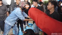 Hendrik menyebut, ada sebanyak 54 jasad yang dipindahkan dalam tradisi Mangaro. Ada yang dipindahkan setelah puluhan hingga ratusan tahun dimakamkan. Namun ada pula yang baru beberapa minggu dimakamkan.  