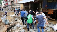Tim penyelamat bekerja di area yang terdampak banjir di Provinsi Giresun, kawasan Laut Hitam, Turki, Minggu (23/8/2020).  