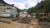 Bangunan disana juga hancur akibat terpaan banjir.  