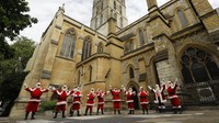 Sinterklas mempraktikkan HoHoHo mereka saat mereka menghadiri pelatihan sekolah Santa di Southwark Cahedral di London.  