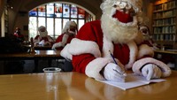 Para Sinterklas juga belajar mengucapkan Selamat Natal dalam berbagai bahasa dan menghafal nama seluruh rusa kutub yang menarik kereta Sinterklas.  