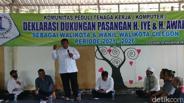 Wakil Ketua DPD Golkar Cilegon, Sahruji, mengaku siap menerima risiko dipecat akibat tak mendukung pasangan calon yang diusung Golkar di Pilwalkot Cilegon, Ratu Ati Marliati-Sokhidin (M Iqbal/detikcom)