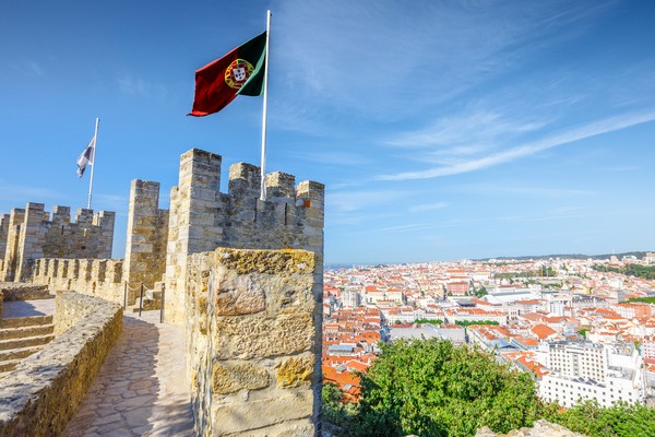 Di Lisbon kita juga dapat melihat bangunan-bangunan megah yang menggambarkan kebesaran Portugal. Salah satunya St George Castle yang merupakan benteng peninggalan zaman keemasan Portugal. (Foto: iStock) Di Lisbon kita juga dapat melihat bangunan-bangunan megah yang menggambarkan kebesaran Portugal. Salah satunya St George Castle yang merupakan benteng peninggalan zaman keemasan Portugal. (Foto: iStock)
