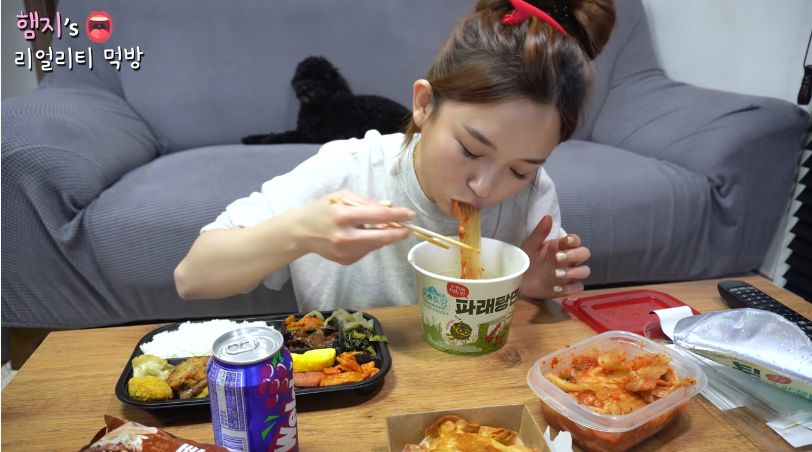 YouTuber Korea Mukbang Makanan Minimarket