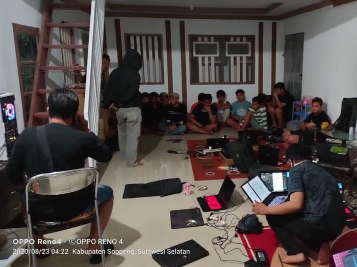 19 Pemuda di Sulsel beserta barang bukti diamankan karena membobol kartu kredit (dok. Istimewa).
