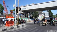 Pemasangan grider dilakukan malam hari saat lalu lintas di sekitar jalan tersebut mulai lengang.