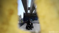 Girder (balok penyangga) sudah terpasang di flyover Jalan Laswi, Kota Bandung, Jawa Barat.
