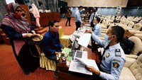 Layanan mudah dalam pembuatan paspor itu tersedia bagi anggota dewan dan karyawan.