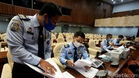 Lewat layanan tersebut para petugas imigrasi akan melakukan jemput bola dengan mendatangi sejumlah tempat untuk memberikan bantuan pelayanan pembuatan paspor bagi masyarakat.