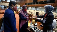 Untuk mendapatkan paspor tersebut ada sejumlah persyaratan yang harus dipenuhi, diantaranya membawa kartu identitas KTP, Kartu Keluarga dan sejumlah berkas lainnya.