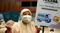 Selain itu, warga juga harus mengajukan permohonan terlebih dahulu agar permohonan pembuatan paspor tersebut dapat diproses oleh petugas.