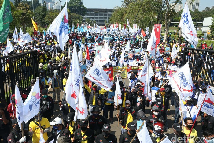 Ribuan buruh menggelar demonstrasi menolak Omnibus Law Cipta Kerja di depan gedung DPR, Jakarta. Namun mereka tidak menerapkan jaga jarak fisik.