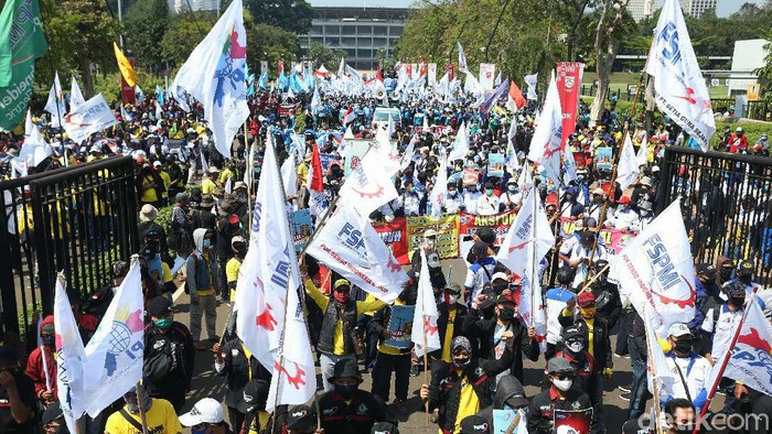 Ribuan buruh menggelar demonstrasi menolak Omnibus Law Cipta Kerja di depan gedung DPR, Jakarta. Namun mereka tidak menerapkan jaga jarak fisik.