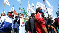 Namun mereka tetap memakai masker.