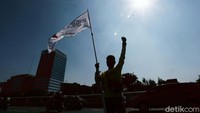 Massa mulai berdatangan ke gedung DPR.