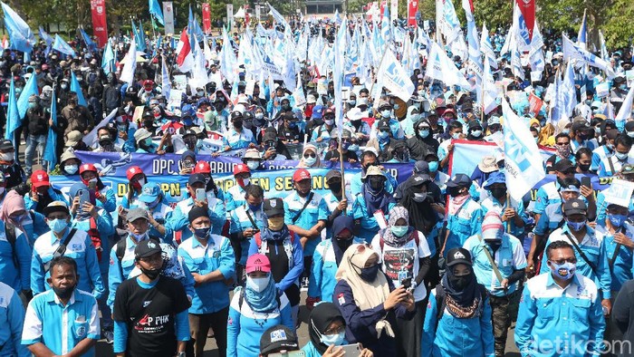 Aksi Buruh di Gedung DPR Tidak Terapkan Jaga Jarak Ribuan buruh menggelar demonstrasi menolak Omnibus Law Cipta Kerja di depan gedung DPR, Jakarta. Namun mereka tidak menerapkan jaga jarak fisik.