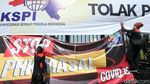 Aksi Buruh Pasang Spanduk Tolak RUU Cipta Kerja di DPR
