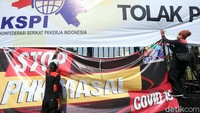 Menurutnya, ada total puluhan ribu buruh yang akan turun di depan DPR RI hari ini.