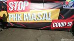 Aksi Buruh Pasang Spanduk Tolak RUU Cipta Kerja di DPR